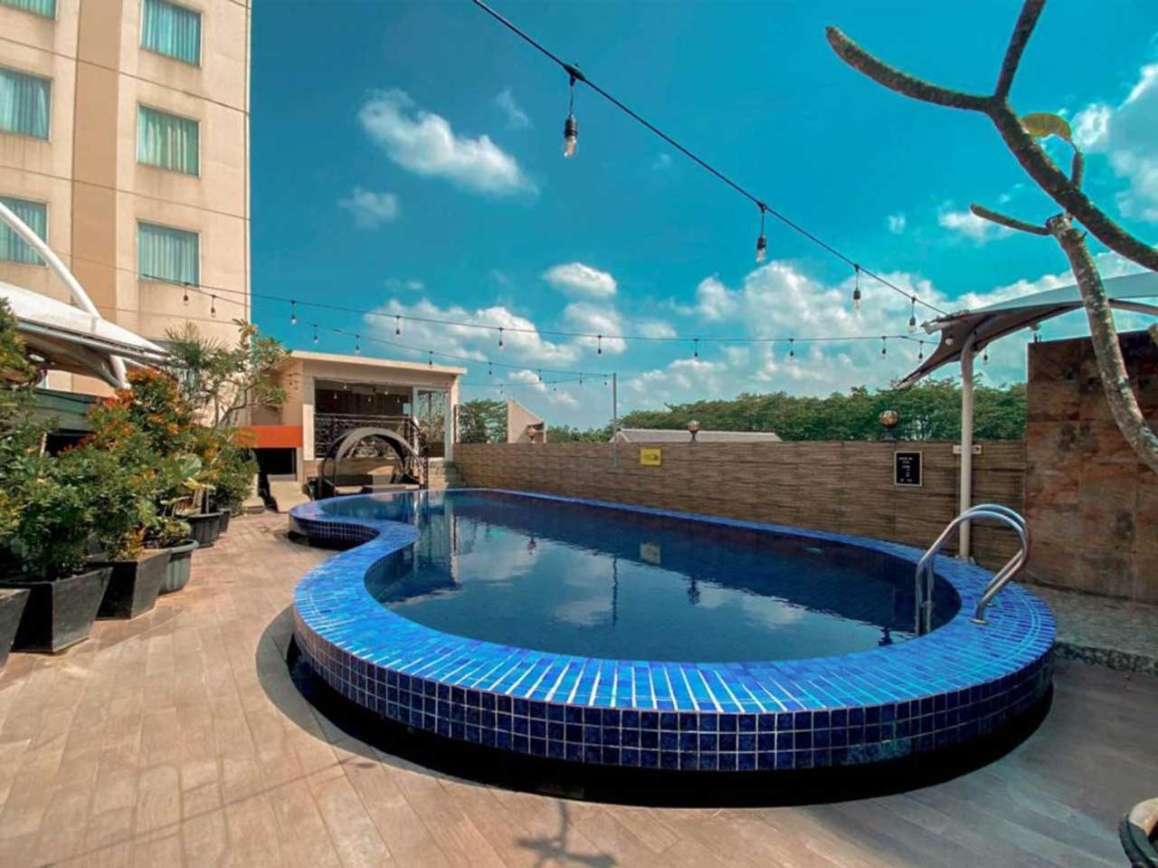 Sapphire Sky Hotel & Conference Serpong Eksteriør bilde
